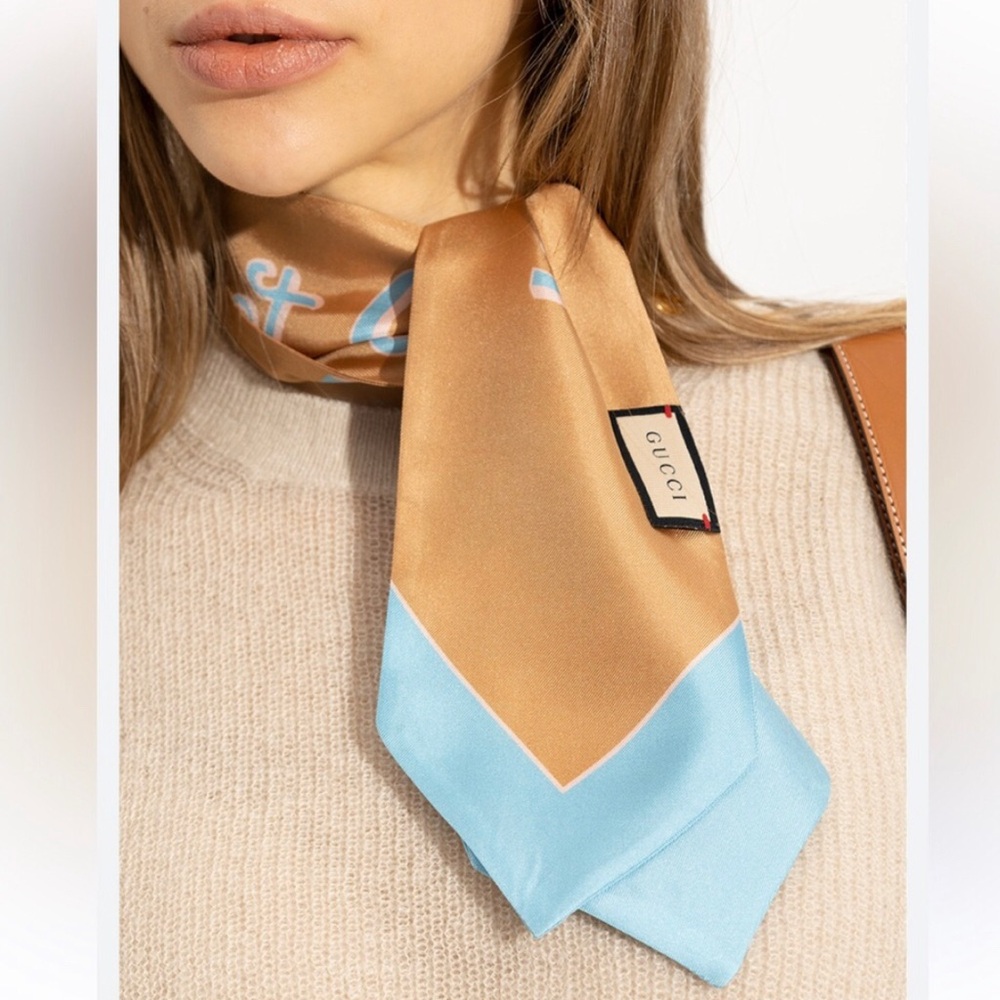 BNWT Gucci Tan and Blue Silk Scarf